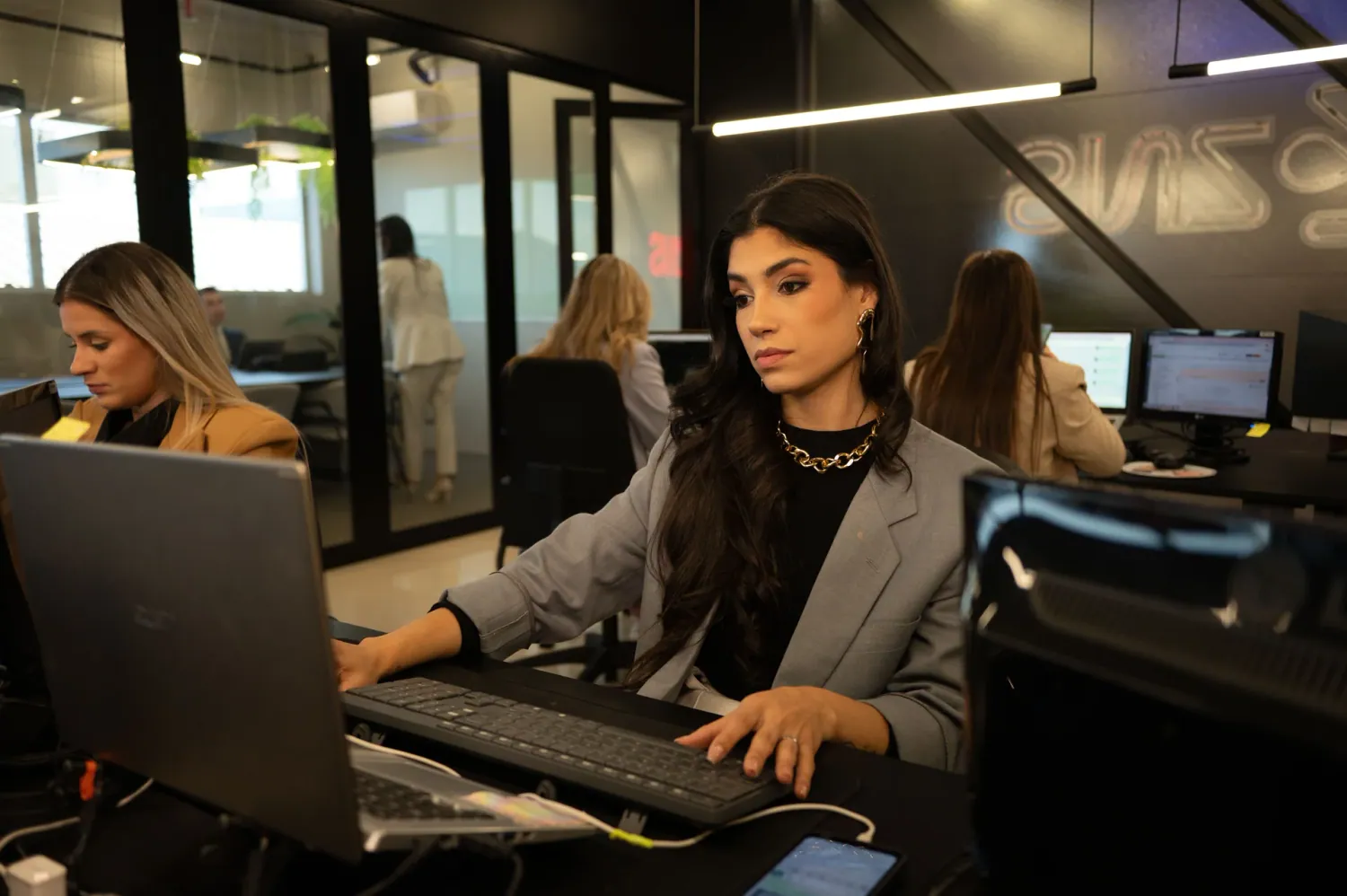 Equipe da ZNS Advogados trabalhando na sede do escritório